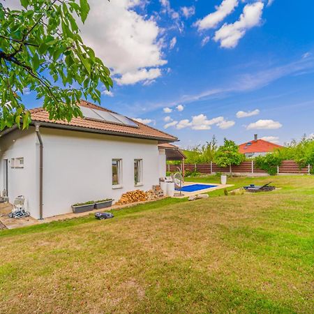 Vila Sara S Bazenem A Infrasaunou Na Kraji Prahy Zbuzany Exteriér fotografie